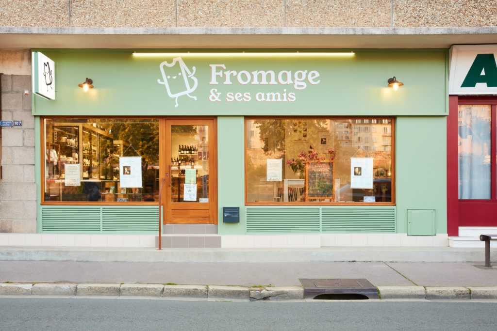 Mélange des couleurs et matières sur la devanture de la boutique